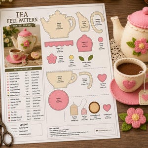 Pode incluir: Um molde de feltro para um conjunto de chá DIY com instruções e modelos para uma chaleira, chávena e bolachas em creme e rosa. O conjunto inclui uma chaleira acabada em creme com tampa rosa e flor, uma chávena com coração e bolachas de feltro.