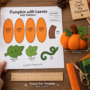 Puede incluir: Una hoja de patrón de fieltro titulada Pumpkin with Leaves con segmentos naranjas, un tallo marrón, hojas verdes y un zarcillo. Incluye una calabaza de fieltro terminada de 10 cm de ancho por 7 cm de alto, una regla de madera y retazos.