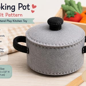 Pode incluir: Uma panela de brinquedo feita de feltro cinza com um puxador preto na tampa e duas alças laterais pretas. O texto diz: Cooking Pot Felt Pattern, DIY Pretend Play Kitchen Toy, Easy to Sew, Beginner Friendly, Step-by-Step Instructions, Finished Size 14 cm x 9 cm.