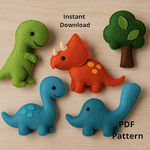 Pode incluir: Uma coleção de brinquedos de dinossauros de feltro em várias cores, incluindo verde, laranja e azul. Os brinquedos estão dispostos sobre uma superfície de madeira clara. A imagem também inclui uma árvore de feltro. O texto na imagem diz "Instant Download" e "PDF Pattern".