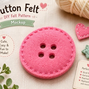 Puede incluir: Un botón grande de fieltro rosa con cuatro agujeros centrales y costuras decorativas a lo largo del borde. La imagen incluye texto que dice Button Felt, DIY Felt Pattern Mockup, Cute, Easy & Fun to Make! y una lista de usos posibles.