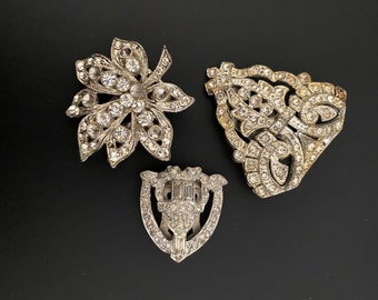 RIBBON SCARF CLIP Vintage 80 Woman Brooch Gold Tone Metal Ribbon Scarf Clip Shawl Clasp