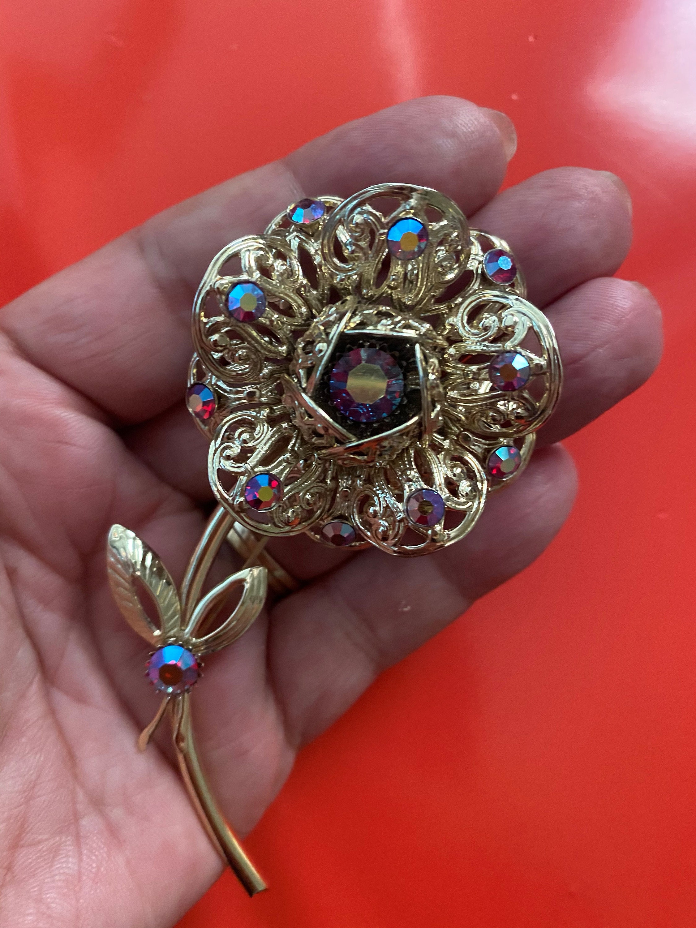 Sarah coventry flower brooch deals