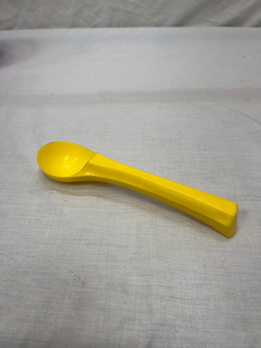 Vintage Rubbermaid Yellow Ice Cream Scoop, Rubbermaid 1910, MCM Kitchen