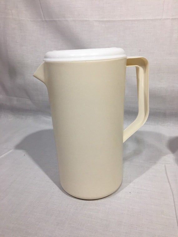 Rubbermaid 1/2 Gallon Pitcher, Gallon, Two Quart, Rubbermaid, Tan