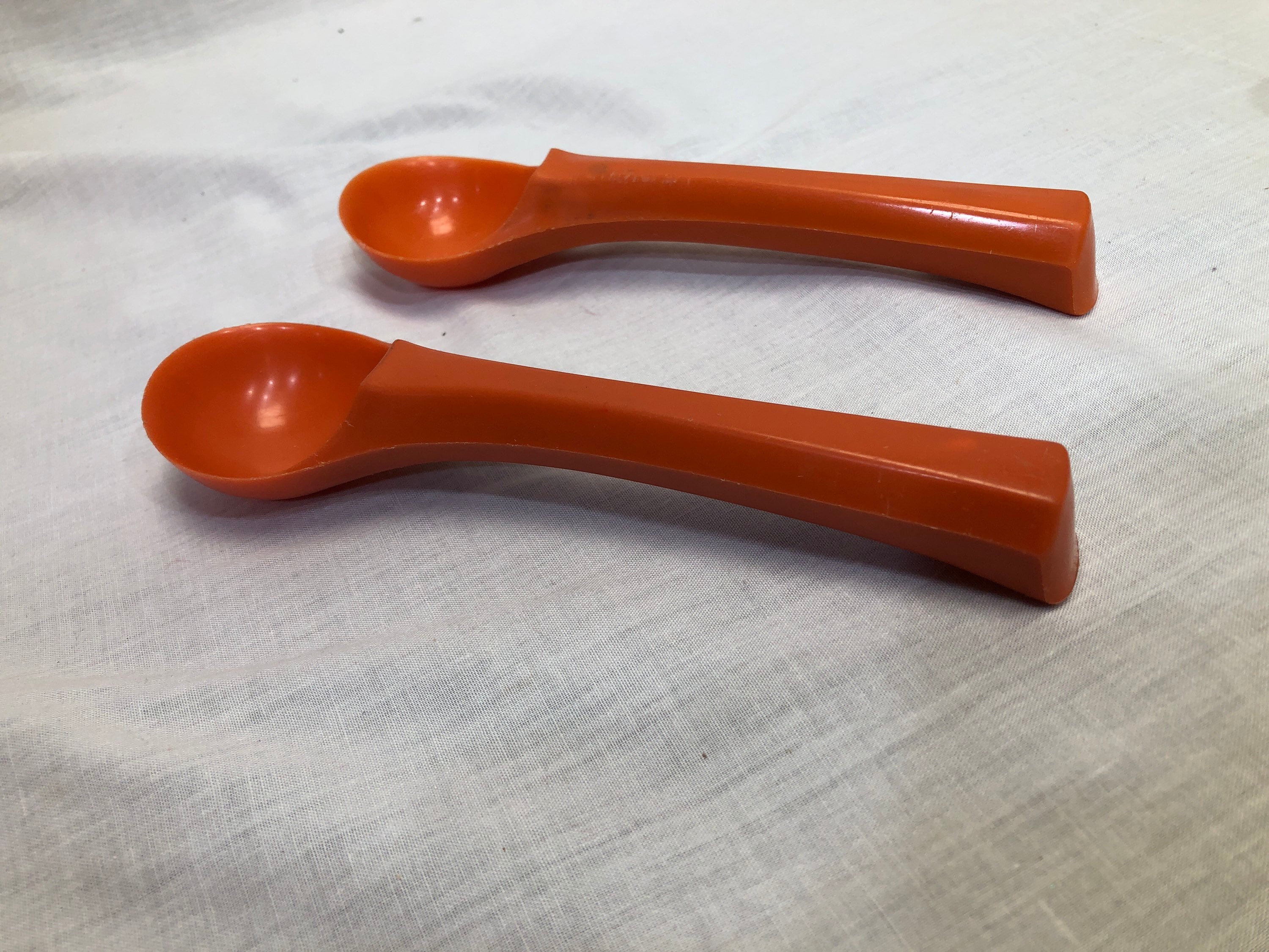 Vintage Rubbermaid Orange Ice Cream Scoop, Rubbermaid 1910, MCM Kitchen