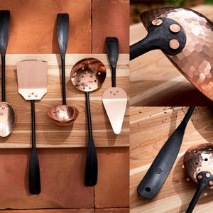 Peut inclure: Un ensemble de sept ustensiles de cuisine en cuivre avec des manches en bois noir. Les ustensiles comprennent une louche, une cuillère à fentes, une spatule, une fourchette, une cuillère de service et deux petites louches.