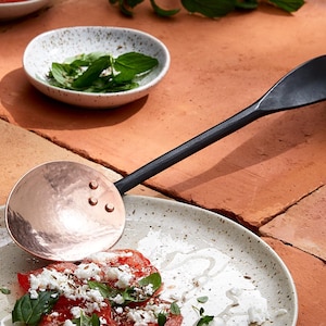 Cuillère de service en acier inoxydable forgé et cuivre