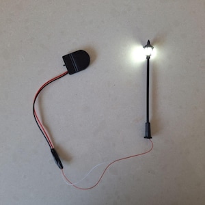 Miniatyrgatubelysning, Kallvit LED-lampa, LED-lyktstolpe, Litet batterihus CR2032, Belysning för att bygga miniatyrprojekt, Lyktstolpe