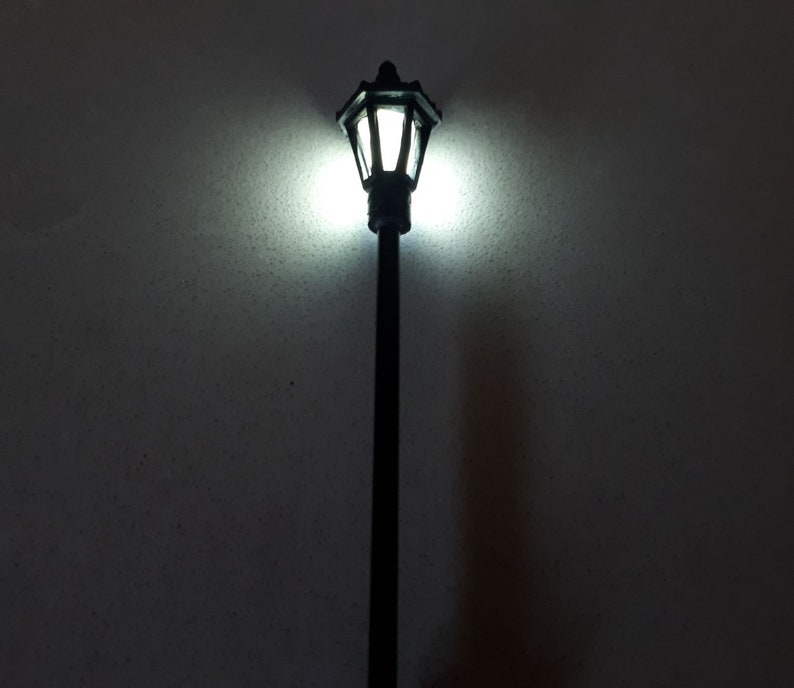 Lámpara LED Miniatura Escala 1:12 Para Casa De Muñecas | 7 Cm Con Luz Cálida, Interruptor De Palanca, Batería Incluida