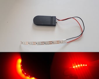 Tira LED roja. Funciona con pilas CR2032. Incluye caja para pilas. Iluminación roja. Ideal para fiestas, proyectos de iluminación, juegos y videojuegos.