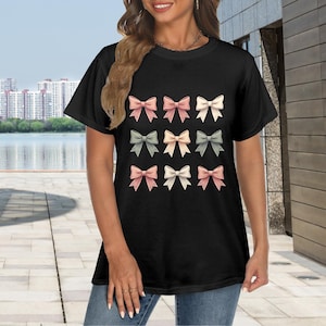 Pastell Schleifen T-Shirt für Frauen - Süßes Grafik T-Shirt mit rosa Schleife - Kawaii Girly Mode Shirt - Feminines weiches Pastell Geschenk Top