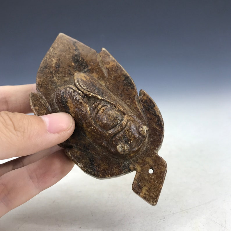 The hand-carved old jade cicada pendant of China