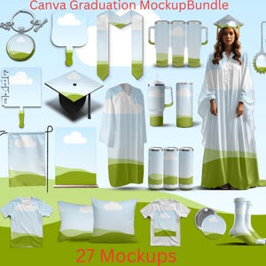 Puede incluir: Un conjunto de 27 maquetas con temática de graduación que incluyen varios artículos como una gorra de graduación, una bata, un vaso, una camiseta, una almohada, un llavero y calcetines. Las maquetas presentan un cielo azul con nubes blancas y hierba verde.