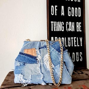 Axelväska i patchwork-denim, återvunnet material, kisslock-stängning