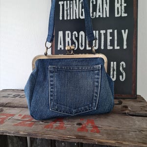 Axelväska i patchwork-denim, återvunnen Kiss Lock-stängning