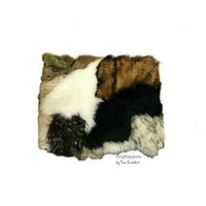 Puede incluir: Una cama cuadrada para perros con un diseño de patchwork de varias texturas y colores de piel sintética, incluyendo blanco, negro, marrón y gris. La cama está etiquetada como "DogNappers by Fur Accents".