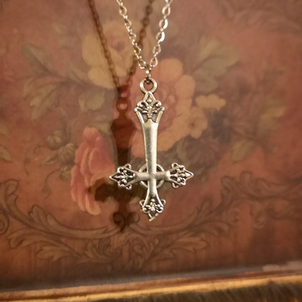 Petit collier ras de cou croix inversée et reversible avec chaîne en acier inoxydable