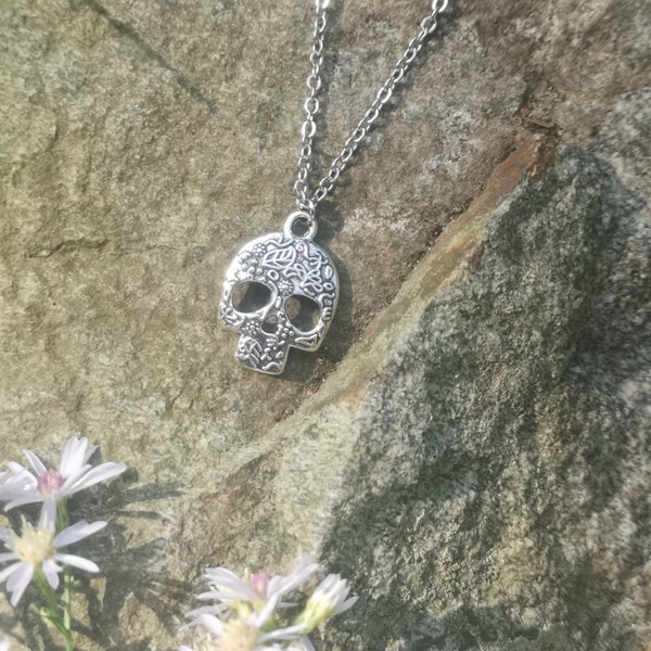 Collier design tête de mort en argent avec chaîne en acier inoxydable 17,5 pouces