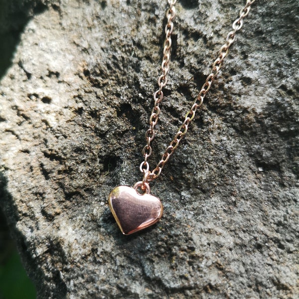 Collier ras du cou minimaliste en or rose avec pendentif en forme de cœur et chaîne en acier inoxydable
