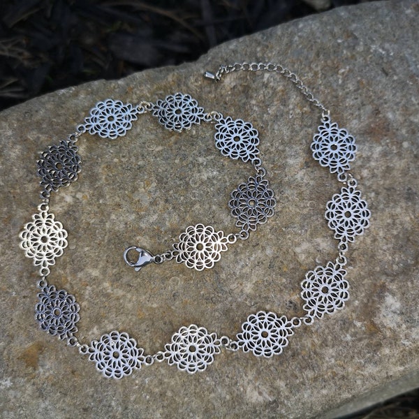 Collier ras de cou fleurs en argent antique très unique style victorien