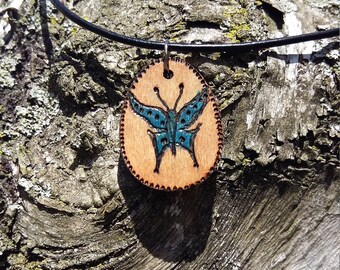 Pendentif en bois de papillon bleu