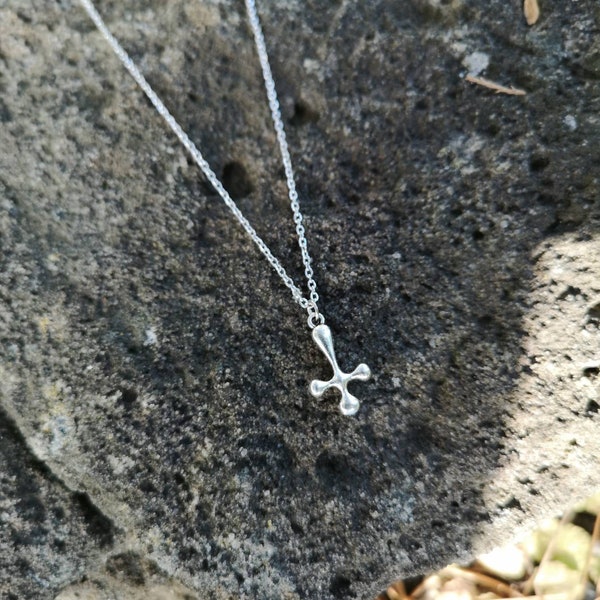 Petit collier choker pendentif réversible en croix inversée avec chaîne en acier inoxydable