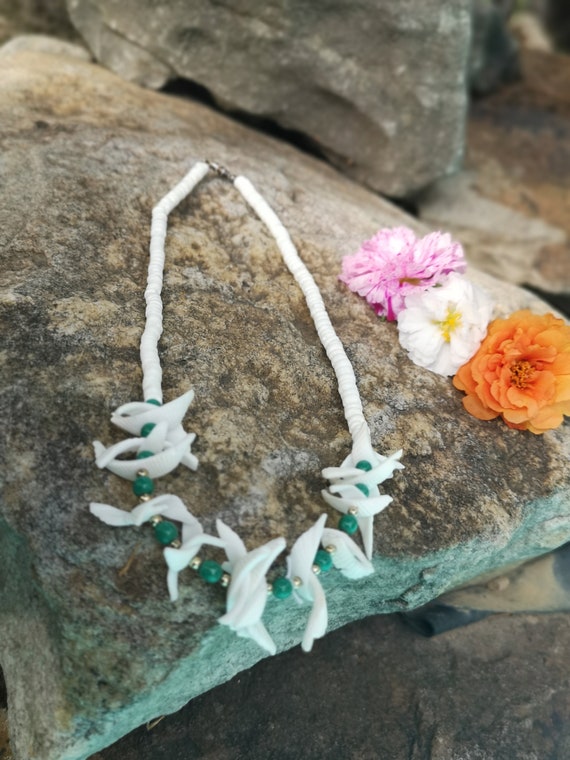 White Natural Seashell choker Necklace - image 1