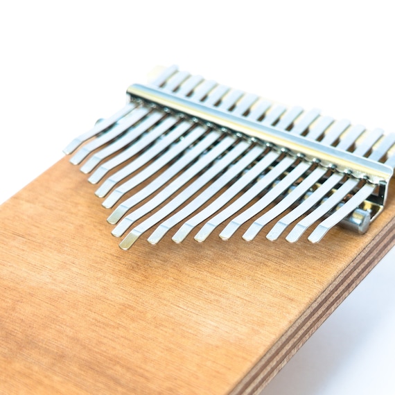 Kalimba 17 lames fabriqué en France Instrument de musique artisanal en bois  fait main en Occitanie, Gard Piano à pouces sansula -  France