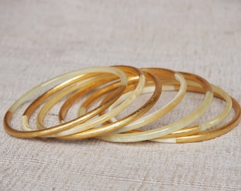 Bracelet , jonc en cornes de Buffle plaqué  de feuilles d ‘Or