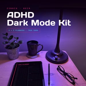 Può includere: Uno schermo di pianificatore digitale che mostra il testo ADHD Dark Mode Kit, Zinnia Noir e 5 + 2 Planners True Dark. La scena include una pianta in vaso in un contenitore di metallo, una tazza scura su un sottobicchiere, una lampada da scrivania nera, uno stilo e occhiali neri.