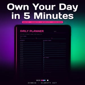 Puede incluir: Un planificador diario digital en la pantalla de una tableta con fondo oscuro y texto rosa. El diseño incluye secciones para un horario, tareas personales y laborales. El texto dice Own Your Day in 5 Minutes, Daily Planner y Noir Zinnia Clarity Kit.