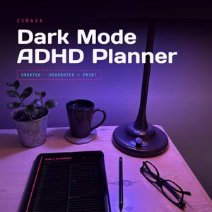 Può includere: Un tablet digitale che mostra un'agenda giornaliera con il testo ZINNIA Dark Mode ADHD Planner Undated Goodnotes + Print. La scena include una tazza nera, una piccola pianta in vaso, una lampada da scrivania nera, uno stilo e occhiali.