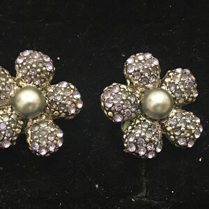 Vintage bloemen clip-on oorbellen - lavendel en heldere strassteentjes