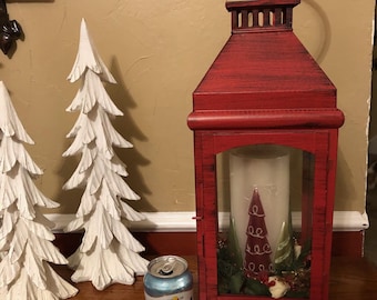 Linterna grande de metal rojo