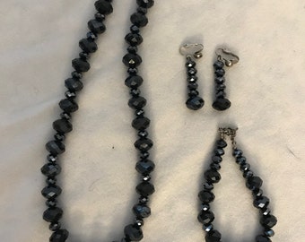 Tiefblaues, fast schwarzes Set aus Perlenkette, Armband und Ohrclips im Diamantschliff