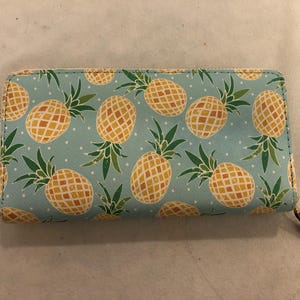 Badiya Ananas Print Zip rund Brieftasche
