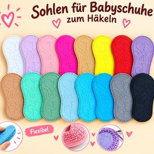 Op de afbeelding: Een collectie van zestien ovale babyschoenzolen in diverse kleuren waaronder wit, paars, roze, magenta, beige, geel, rood, groenblauw, groen, lichtblauw, cyaan, grijs en zwart, elk voorzien van een hart- en voetafdrukontwerp met het getal 17.