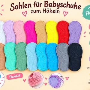 Puede incluir: Una colección de dieciséis suelas ovaladas para zapatos de bebé en varios colores, incluyendo blanco, morado, rosa, magenta, beige, amarillo, rojo, verde azulado, verde, azul claro, cian, gris y negro, con un diseño de corazón y huellas.