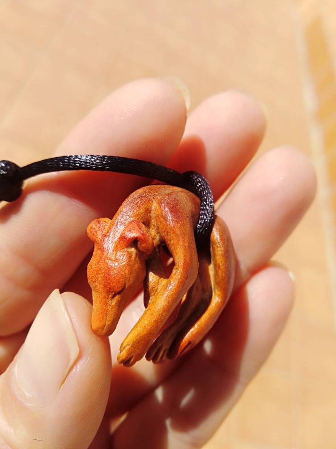 Hund in AvocadoKnochen geschnitzt. Etsy