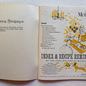 K&ouml;nnte beinhalten: Offene Doppelseite eines Kochbuchs mit dem Titel "McCall's Index & Recipe Reminder". Das Cover zeigt Illustrationen von Frauen in gelben Kleidern, eine gelbe Backsteinmauer und einen gelben Hund. Enth&auml;lt ein Inhaltsverzeichnis und Bonusrezepte.
