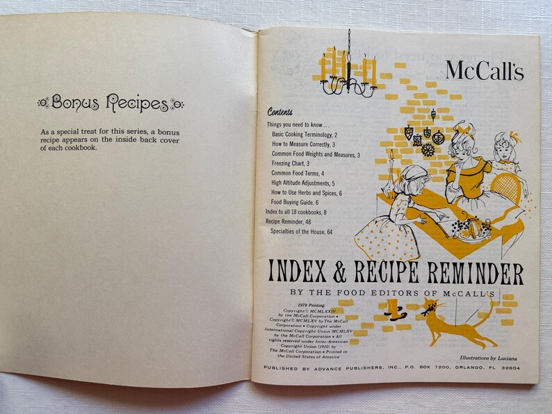 K&ouml;nnte beinhalten: Offene Doppelseite eines Kochbuchs mit dem Titel "McCall's Index & Recipe Reminder". Das Cover zeigt Illustrationen von Frauen in gelben Kleidern, eine gelbe Backsteinmauer und einen gelben Hund. Enth&auml;lt ein Inhaltsverzeichnis und Bonusrezepte.