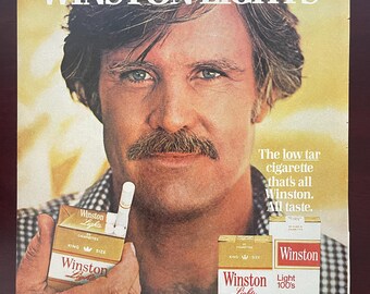 ANUNCIO DE CIGARRILLOS RETRO, Cigarrillos Winston 1978, Hombre con bigote sexy de los años 70, Efímera fumando, Decoración de bar, Arte rupestre masculino, Publicidad de tabaco