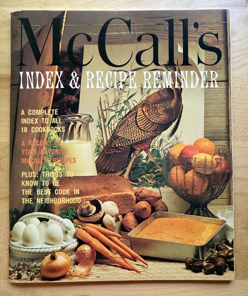 K&ouml;nnte beinhalten: Ein Vintage-Magazin-Cover von McCall's Index & Recipe Reminder. Das Cover zeigt eine Truthahn-Illustration, einen Obstkorb, Brot, Gem&uuml;se und den Text "INDEX & RECIPE REMINDER". Das Magazin verspricht ein vollst&auml;ndiges Verzeichnis von Kochb&uuml;chern und McCall's-Rezepten.