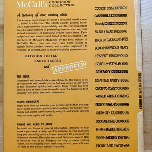 K&ouml;nnte beinhalten: Eine Vintage-Kochbuchsammlung mit einem senfgelben Einband. Das Cover zeigt den Titel "McCall's Cookbook Collection" und eine Liste von Kochb&uuml;chern, darunter "Cookie Collection" und "Casserole Cookbook".