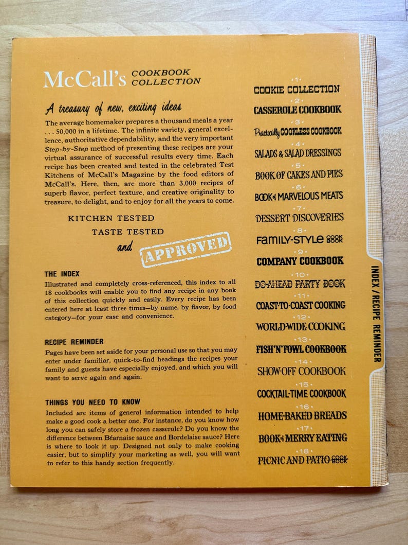 K&ouml;nnte beinhalten: Eine Vintage-Kochbuchsammlung mit einem senfgelben Einband. Das Cover zeigt den Titel "McCall's Cookbook Collection" und eine Liste von Kochb&uuml;chern, darunter "Cookie Collection" und "Casserole Cookbook".