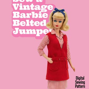 Puede incluir: Una muñeca Barbie con un jumper rojo vintage con cinturón, combinado con una camisa y falda a rayas blancas y rojas. La muñeca tiene el pelo rubio y una diadema azul. El texto en la imagen dice "Sew a Vintage Barbie Belted Jumper" y "Digital Sewing Pattern".