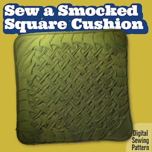 Könnte beinhalten: Ein quadratisches, olivgrünes Kissen mit einem gewebten Smockmuster. Der Text "Sew a Smocked Square Cushion" wird in weißen Buchstaben auf blauem Hintergrund über dem Kissen angezeigt. Ein kleines gelbes Rechteck mit dem Text "Digital Sewing Pattern" befindet sich unten rechts.