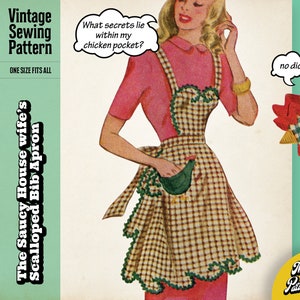 Può includere: Modello di cucito vintage per un grembiule a bavetta con un taschino per il pollo. Il modello è intitolato "The Saucy House Wife's Scalloped Bib Apron". Il modello include un'opzione taglia unica. L'immagine mostra una donna che indossa il grembiule con un pollo nella tasca. Il testo "What secrets lie within my chicken pocket?" è in una nuvola di pensiero sopra la testa della donna. Il testo "no dice" è in una nuvola di pensiero accanto a un pollo.
