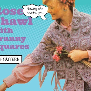 Op de afbeelding: Een haakpatroon voor een paarse rozen sjaal met oma vierkanten. Het patroon heet "Rose Shawl with Granny Squares" en bevat een PDF-patroon. De afbeelding toont een vrouw die de sjaal draagt en een boeket bloemen vasthoudt.